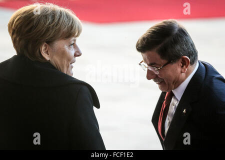 Berlin, Deutschland. 22. Januar 2016. Deutsche Bundeskanzlerin Angela Merkel (L) und Besuch der türkische Ministerpräsident Ahmet Davutoglu teilnehmen eine Willkommenszeremonie am Kanzleramt in Berlin, Deutschland, am 22. Januar 2016. Bildnachweis: Zhang Fan/Xinhua/Alamy Live-Nachrichten Stockfoto