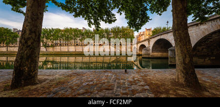 Ile Saint Louis und Pont Marie mit Seine Ufer gesäumt von Espe Bäume an einem ruhigen Morgen in Paris, Frankreich (75004) Stockfoto