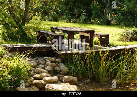 Holztisch Bank im Garten Stockfoto