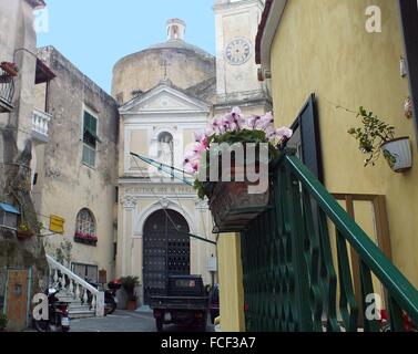 Die Abtei L'Abbazia di San Michele Arcangelo und die Kirche Santa Maria Delle Grazie steigen auf den höchsten Punkt der Insel Procida, neben der Festung. Stockfoto