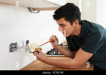 Elektriker installieren Buchse im neuen Haus Stockfoto