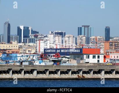 Panoramablick von der Seeseite Auf Den Hafen von Neapel. Im Vordergrund Die Werftanlage Cantieri del Mediterraneo; Im Hintergrund Die Hochhäuser von Neapel. Stockfoto