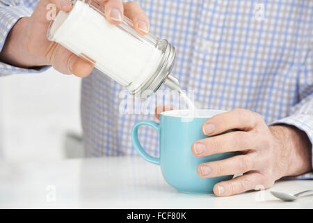 Reifen Sie Mann, die Zugabe von Zucker, Kaffee Stockfoto