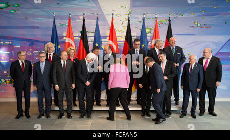 Berlin, Deutschland. 22. Januar 2016. Deutsche Bundeskanzlerin Angela Merkel (CDU) steht zusammen für ein Gruppenbild mit türkischen Ministerpräsidenten Ahmet Davutoglu (8.v.l), türkische Innenminister Efkan Ala (l), Bundesinnenminister Thomas de Maizière (CDU, 2. L), türkische Botschafter in Deutschland Hüseyin Avni Karslioglu (3. L), der türkische Außenminister Mevlüt Cavusoglu (4 L), deutsche Verteidigungsministerin Ursula von der Leyen (CDU, 5 L), der deutsche Außenminister Frank-Walter Steinmeier (SPD 6. L), türkische Verteidigung-Minister Ismet Yilmaz (th L), Turkish Deputy Prime Minister Yalcin Akdogan (C), deutsche Mi Stockfoto