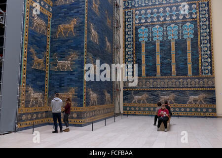 Menschen in Berlin, deutsche Stadt, Deutschland. Rekonstruktion des Ischtar-Tor von Babylon im Pergamon Museum, Pergamonmuseum Stockfoto