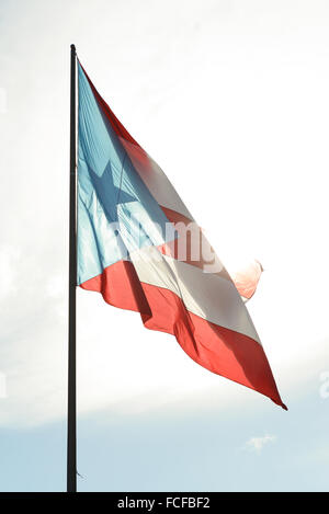 Puertoricanerin Fahnenschwingen gegen hellen Himmel. Arroyo, Puerto Rico. Karibik-Insel. Territorium der USA. Stockfoto