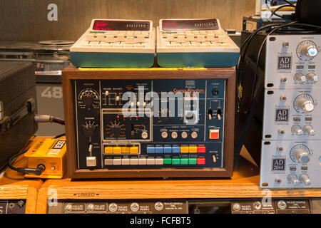 Roland Compurhythm Cr-78 Trommelmaschine zusätzlich ein Effekte-Rack in einem Tonstudio Stockfoto