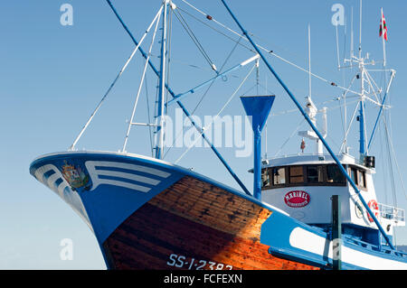 Horizontale Aufnahme des kommerziellen Thunfisch Fischereifahrzeug im Hafen. Hondarribia, Baskenland, Spanien. Stockfoto