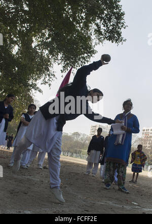 Kolkata. 22. Januar 2016. Ein indischer blinder Student "Leuchtturm für blinde" wirft eine Eisenkugel während einer jährlichen Sportveranstaltung in Kalkutta, Hauptstadt des östlichen indischen Bundesstaat Westbengalen, 22. Januar 2016. © Xinhua/Alamy Live-Nachrichten Stockfoto