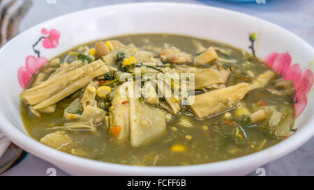 Thai-würzige Suppe mit Bambussprossen und Kräutern, Thai-rustikalen Stil Essen Stockfoto