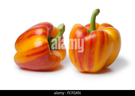 Frische rohe gestreiften gelbe und rote Paprika auf weißem Hintergrund Stockfoto