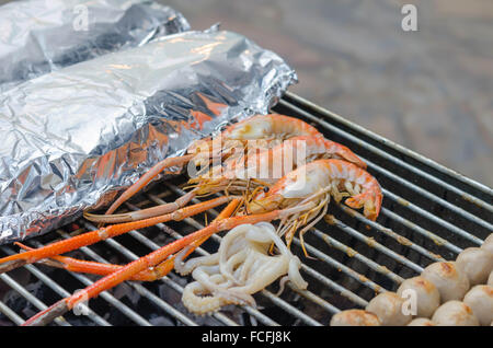 Gegrillte Garnelen, Tintenfisch auf flaming Grill, Meeresfrüchte bbq Stockfoto