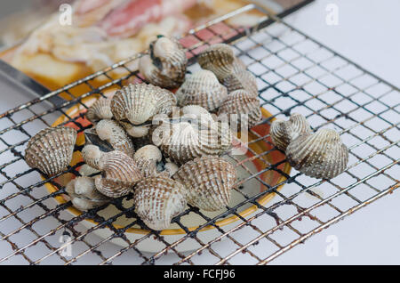 Nahaufnahme Meeresfrüchte Bbq, Herzmuscheln auf flaming grill Stockfoto