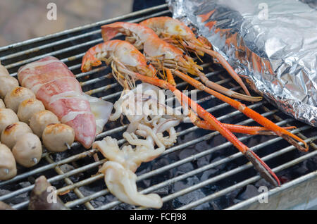 Gegrillte Garnelen, Tintenfisch auf flaming Grill, Meeresfrüchte bbq Stockfoto