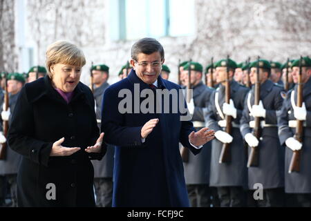 Berlin, Deutschland. 22. Januar 2016. Der türkische Ministerpräsident Ahmet Davuto? Lu mit militärischen Ehren für die erste Deutsch-türkische Regierungskonsultationen von Bundeskanzlerin Angela Merkel empfangen. Türkische und deutsche Delegationen eröffnen Diskussion über den letzten Istanbul Terror-Anschlag und Kampf gegen den Terrorismus. Bildnachweis: Jakob Ratz/Pacific Press/Alamy Live-Nachrichten Stockfoto