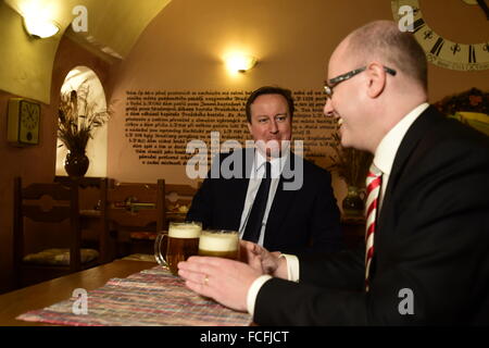 Hradschin-Platz, Prag. 22. Januar 2016. Der britische Premierminister David Cameron (links) und sein tschechischer Amtskollege Bohuslav Sobotka genießen Sie Bier in einem Restaurant am Hradschin-Platz, Prag, Tschechische Republik, 22. Januar 2016. Bildnachweis: Roman Vondrous/CTK Foto/Alamy Live-Nachrichten Stockfoto