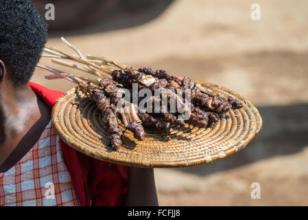 Straßenverkäufer verkaufen waren Menschen in den lokalen Bussen vorbei durch die Dörfer auf dem Weg heraus aus Kampala, Uganda, Afrika Stockfoto
