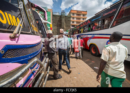 Straßenszene in der Qualicell Bus Terminal, Kampala, Uganda, Afrika Stockfoto