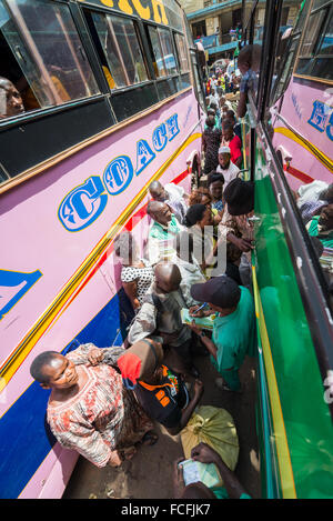 Straßenszene in der Qualicell Bus Terminal, Kampala, Uganda, Afrika Stockfoto