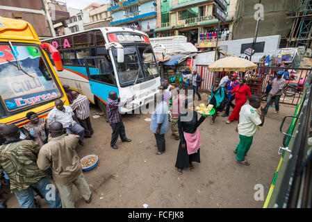 Straßenszene in der Qualicell Bus Terminal, Kampala, Uganda, Afrika Stockfoto