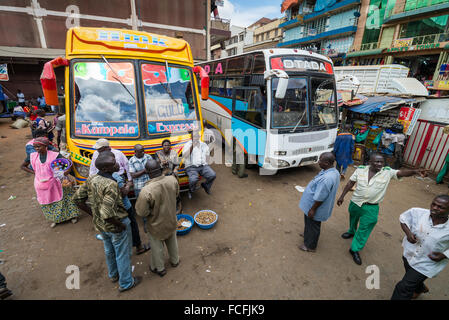 Straßenszene in der Qualicell Bus Terminal, Kampala, Uganda, Afrika Stockfoto