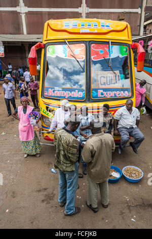 Straßenszene in der Qualicell Bus Terminal, Kampala, Uganda, Afrika Stockfoto