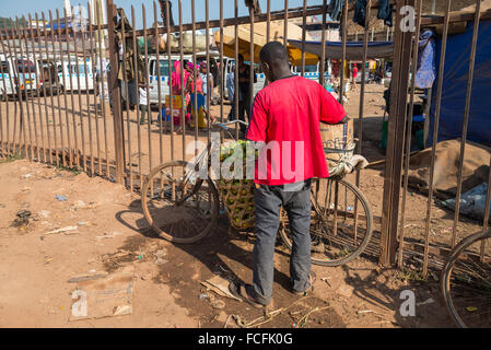 Menschen auf der Straße, Uganda, Afrika Stockfoto