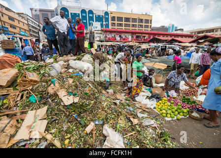 Straßenszene auf einem Markt in Kampala, Uganda Stockfoto