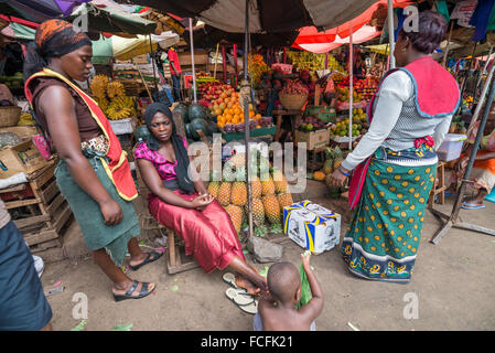 Straßenszene auf einem Markt in Kampala, Uganda Stockfoto