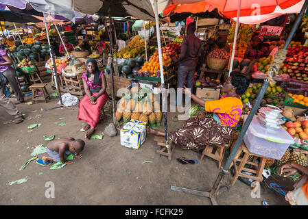 Straßenszene auf einem Markt in Kampala, Uganda Stockfoto