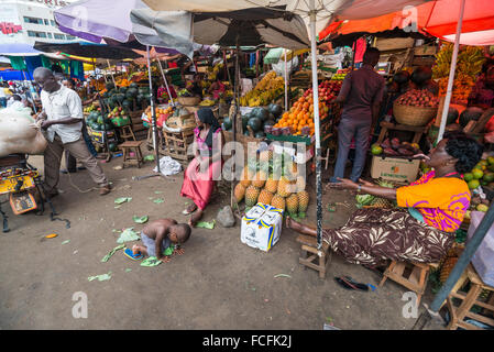 Straßenszene auf einem Markt in Kampala, Uganda Stockfoto