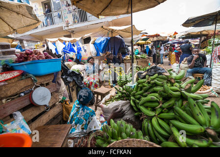 Straßenszene auf einem Markt in Kampala, Uganda Stockfoto