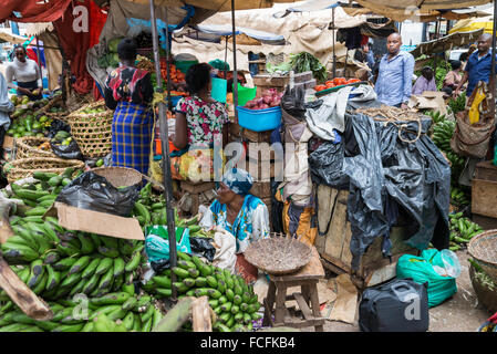 Straßenszene auf einem Markt in Kampala, Uganda Stockfoto