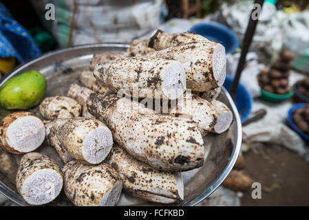 Straßenszene auf einem Markt in Kampala, Uganda Stockfoto