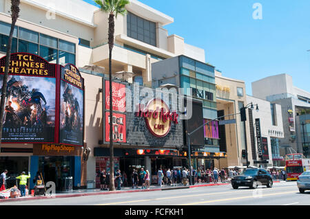 Blick entlang des Hollywood Boulevard mit dem Hard Rock Cafe in Hollywood, Kalifornien Stockfoto