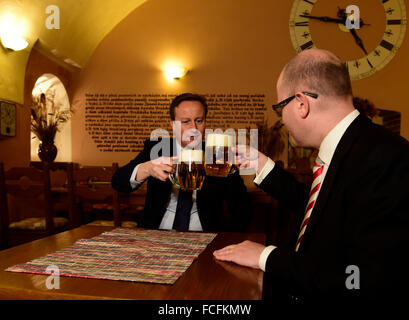 Hradschin-Platz, Prag. 22. Januar 2016. Der britische Premierminister David Cameron (links) und sein tschechischer Amtskollege Bohuslav Sobotka genießen Sie Bier in einem Restaurant am Hradschin-Platz, Prag, Tschechische Republik, 22. Januar 2016. Bildnachweis: Roman Vondrous/CTK Foto/Alamy Live-Nachrichten Stockfoto