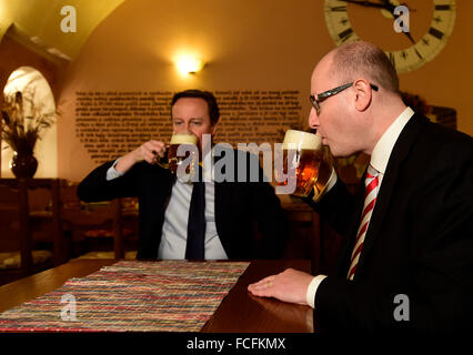 Hradschin-Platz, Prag. 22. Januar 2016. Der britische Premierminister David Cameron (links) und sein tschechischer Amtskollege Bohuslav Sobotka genießen Sie Bier in einem Restaurant am Hradschin-Platz, Prag, Tschechische Republik, 22. Januar 2016. Bildnachweis: Roman Vondrous/CTK Foto/Alamy Live-Nachrichten Stockfoto