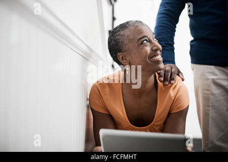 Ein älteres Paar, Mann und Frau, sitzt auf der Treppe zusammen zu Hause. Stockfoto