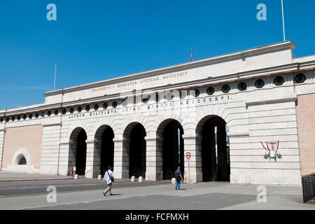 Das äußere Burgtor (Äußeres Burgtor) auf dem Heldenplatz in der Hofburg, Wien, Österreich Stockfoto