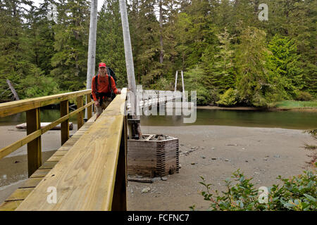 BRITISH COLUMBIA - Wanderer Cheewhat Fluss Brücke auf Vancouver Island an der West Coast Trail im Pacific Rim National Park. Stockfoto