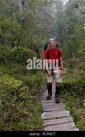 BRITISH COLUMBIA - Wanderer auf der Promenade Moor großflächig entlang der West Coast Trail im Pacific Rim National Park. Stockfoto