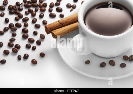 Tasse Kaffee mit Zimt und Bohnen. Stockfoto