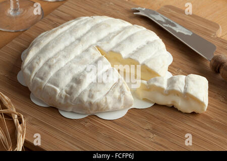 Stück weichen italienischen Tuma Dla Paja Käse Stockfoto