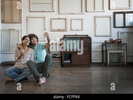 Loft-Dekor. Eine Wand mit leeren Bild Leinwände aufgehängt. Ein paar unter einem selfy in ihrem Haus. Stockfoto