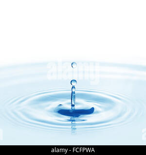 Wassertropfen fallen ins Wasser macht einen perfekten Droplet-Sprung Stockfoto