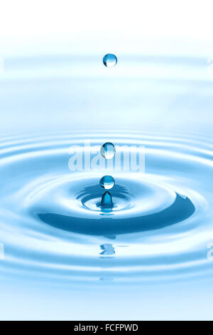 Wassertropfen fallen ins Wasser macht einen perfekten Droplet-Sprung Stockfoto