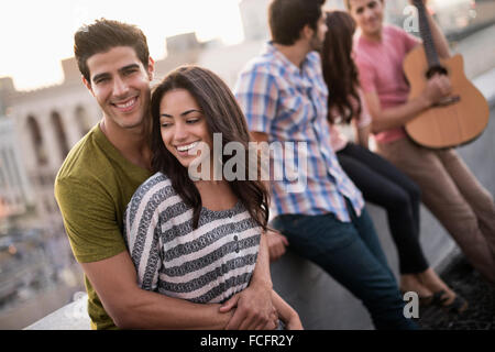Eine Gruppe von Menschen, Männer und Frauen versammelt. Stockfoto