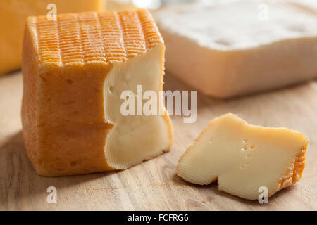 Stück des belgischen Limburger Käse auf einer Käseplatte Stockfoto