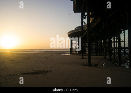 Blackpool, UK. 22. Januar 2016. Wetternachrichten. Regen Sie nach dem frühen Morgen einen schönen Nachmittag mit einem großen Sonnenuntergang den Tag ausklingen. Bildnachweis: Gary Telford/Alamy Live News Stockfoto