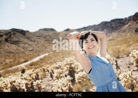 Eine junge Frau in eine Wüstenlandschaft. Stockfoto